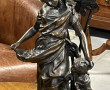 Lampe en résine façon bronze "Femme et s