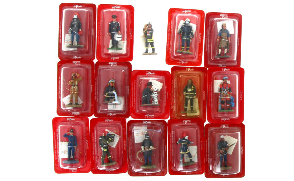 POMPIERS - 15 figurines en plomb peint é