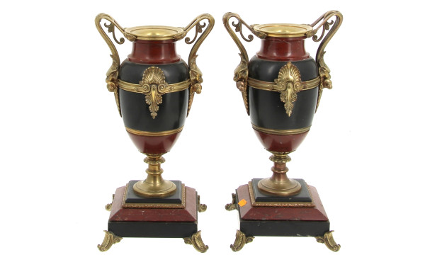 Paire de vases en marbre rouge et noir, 