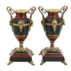 Paire de vases en marbre rouge et noir, 