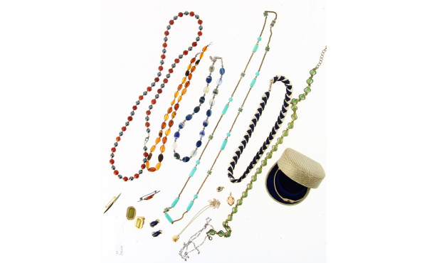 Petit lot de bijoux fantaisie dont 2 bro