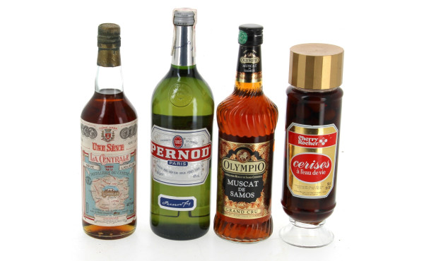 Lot de 4 bouteilles: 1 B Pernod, 1 B li