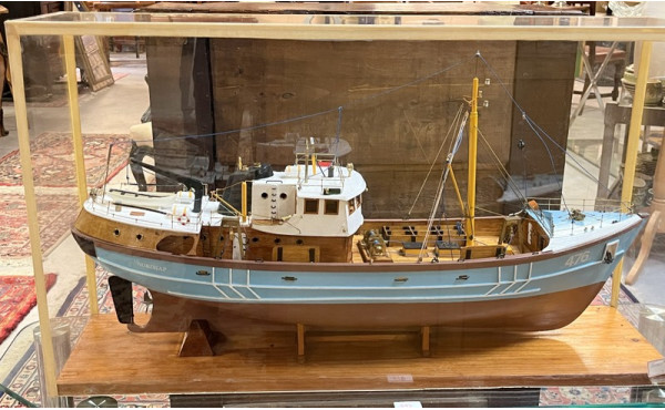 Maquette de bateau de pêche sous vitrine