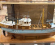 Maquette de bateau de pêche sous vitrine