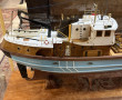 Maquette de bateau de pêche sous vitrine