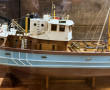 Maquette de bateau de pêche sous vitrine