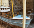 Maquette de bateau de pêche sous vitrine