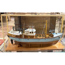 Maquette de bateau de pêche sous vitrine