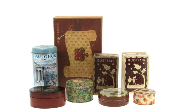 Lot de 8 boîtes en carton, métal et bois