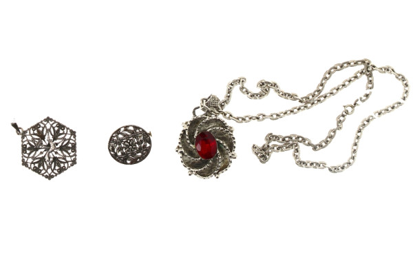 Lot comprenant un pendentif en argent dé