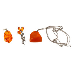 Lot comprenant 2 pendentifs couleur ambr