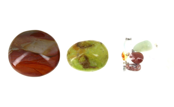 6 petits pendentifs en pierres fines de 