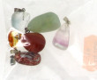 6 petits pendentifs en pierres fines de 