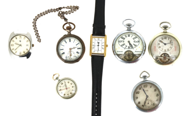 Lot de 7 montres dont une boîtier argent