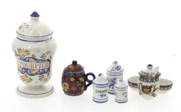 Lot de faïences comprenant 4 pots à phar
