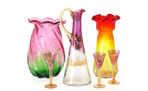 Lot de verreries de couleurs : 2 vases, 