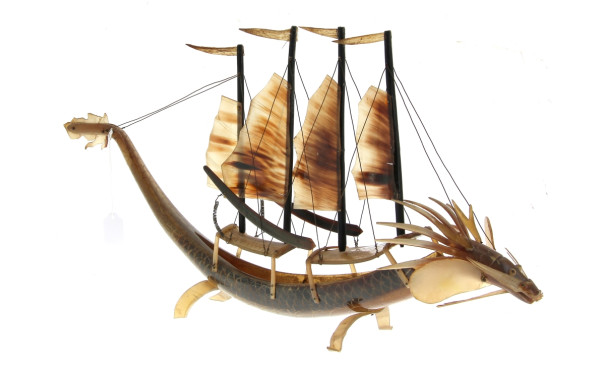 Bateau en corne rapportée d'Indochine, a
