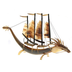 Bateau en corne rapportée d'Indochine, a