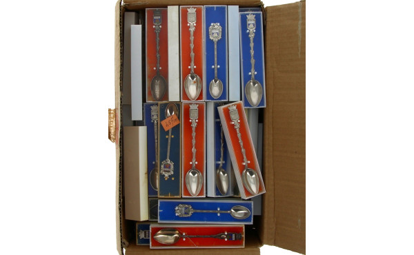 Stock vintage neuf de cuillères souvenir