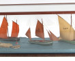 Diorama contenant 3 voiliers sur mer en 