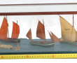 Diorama contenant 3 voiliers sur mer en 