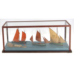Diorama contenant 3 voiliers sur mer en 