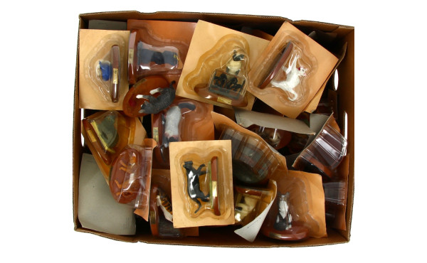 Stock de nombreuses figurines de chats e