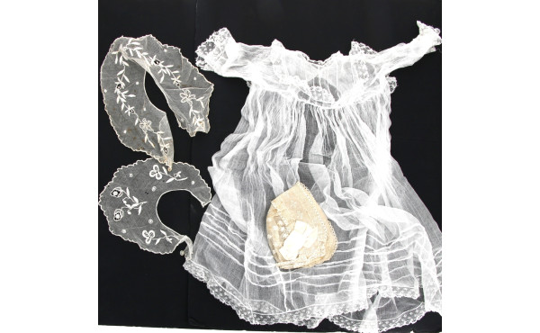 Linge ancien de bébé : 1 robe de baptême