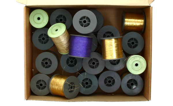 Lot de bobines de fils dont fils dorés
