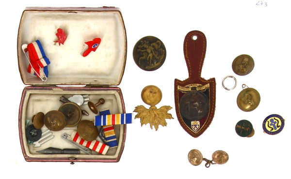 Lot de petits insignes anciens, épingle 