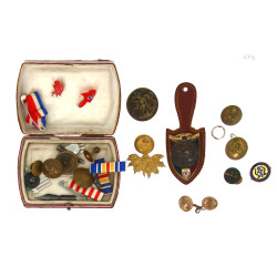 Lot de petits insignes anciens, épingle 