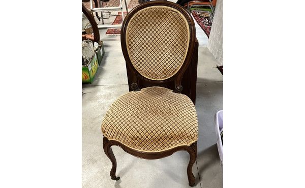 Chaise ancienne en bois de merisier vern