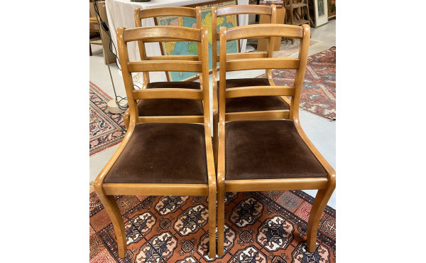 Suite de 4 chaises en merisier, assise v