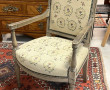 Fauteuil en bois laqué gris, assise et d