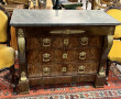 Commode en placage d'acajou et garniture