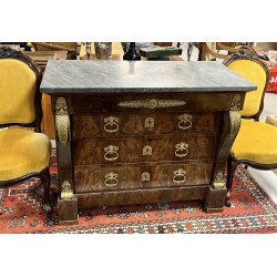 Commode en placage d'acajou et garniture