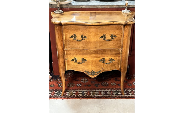 Commode en bois fruitier de style Louis 
