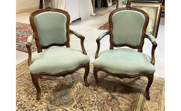 Paire de fauteuils cabriolet en bois nat