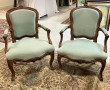 Paire de fauteuils cabriolet en bois nat