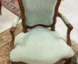 Paire de fauteuils cabriolet en bois nat