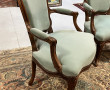 Paire de fauteuils cabriolet en bois nat