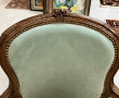 Paire de fauteuils cabriolet en bois nat