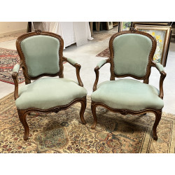 Paire de fauteuils cabriolet en bois nat