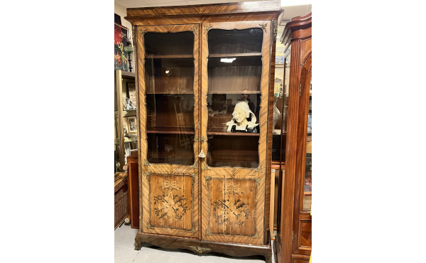 Bibliothèque vitrée en placage et marque
