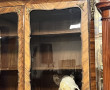 Bibliothèque vitrée en placage et marque