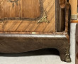 Bibliothèque vitrée en placage et marque