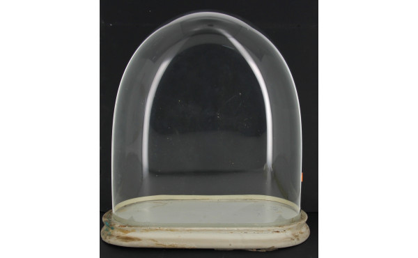 Globe en verre reposant sur une base en 