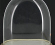 Globe en verre reposant sur une base en 