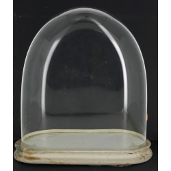Globe en verre reposant sur une base en 