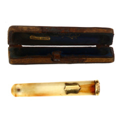 Fume-cigarette ancien, bague et écusson 